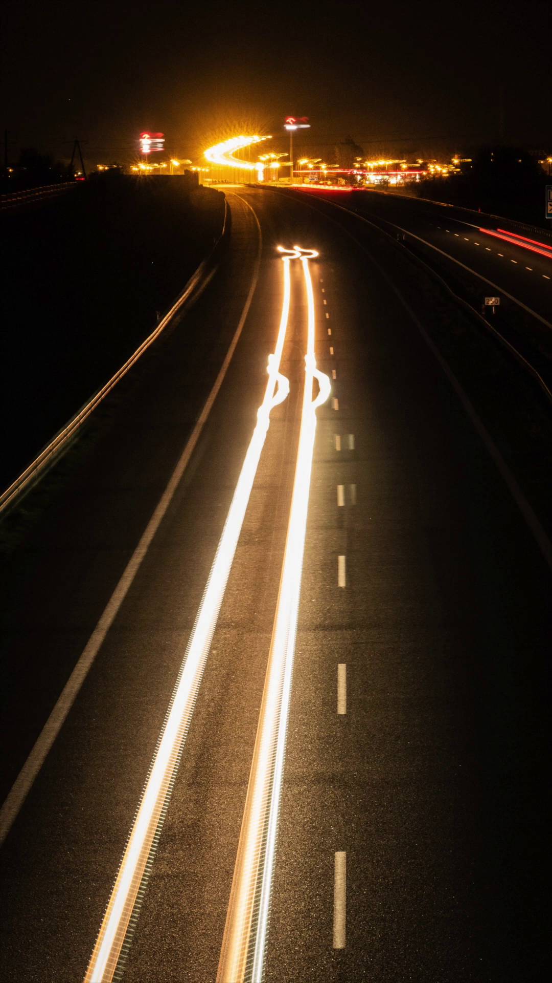 zdjęcie z efektem rozmazanych świateł samochodów